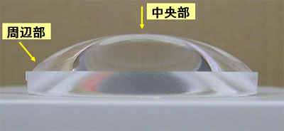 成膜位置による密着差さを評価したレンズの写真