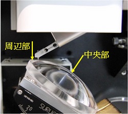 薄膜スクラッチ試験機に曲面レンズを設置し測定を行っている様子